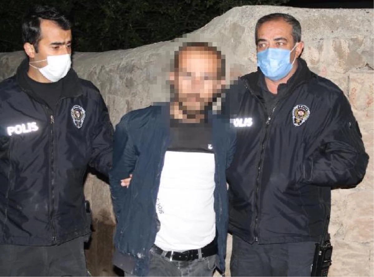 \'Dur\' ihtarına uymayıp, polislerin üzerine otomobil süren 4 kişiden 2\'si duvar dibinde yakalandı