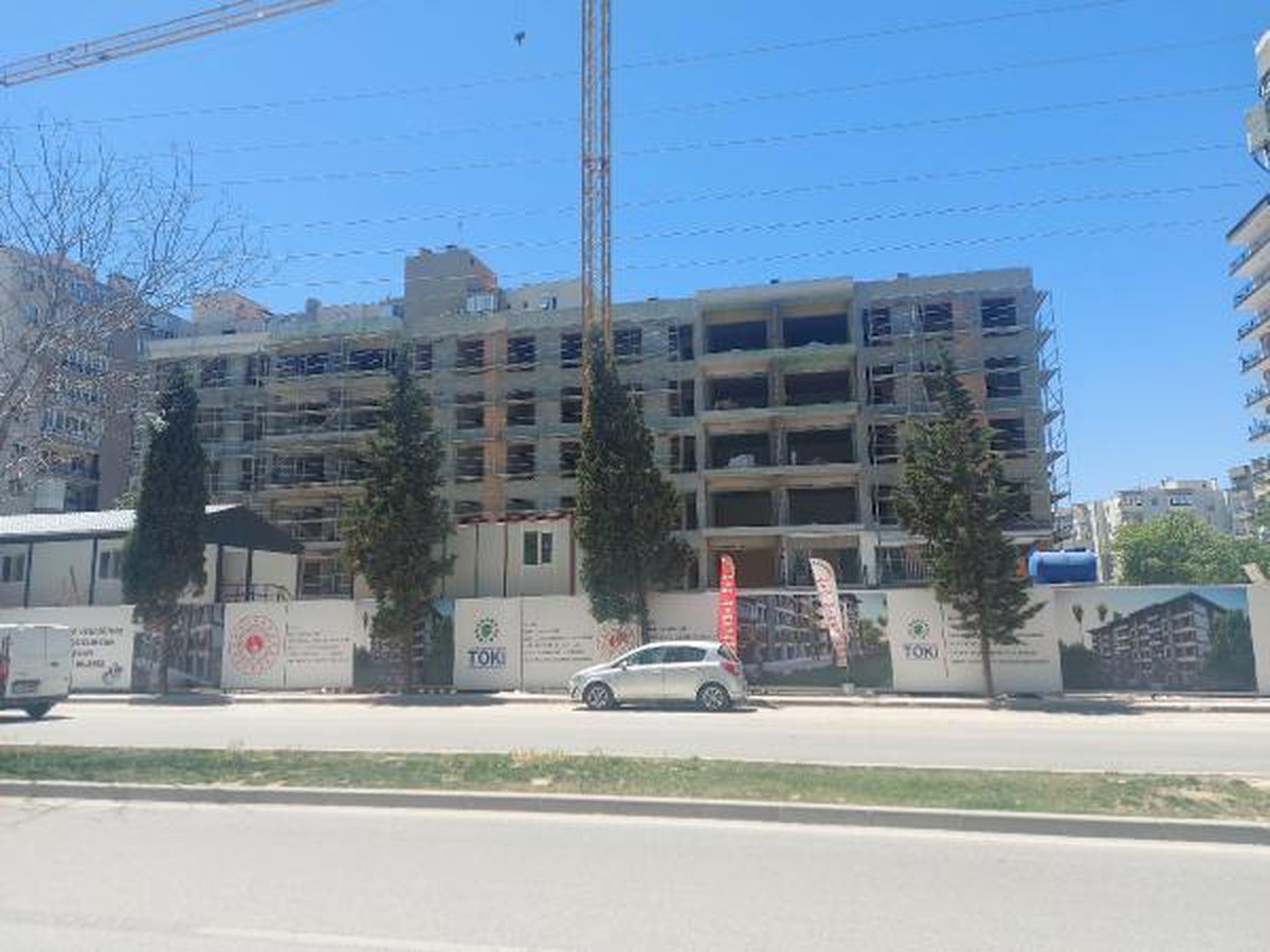 İzmir\'de depremde yıkılan binaların yerinde yenileri yükseliyor