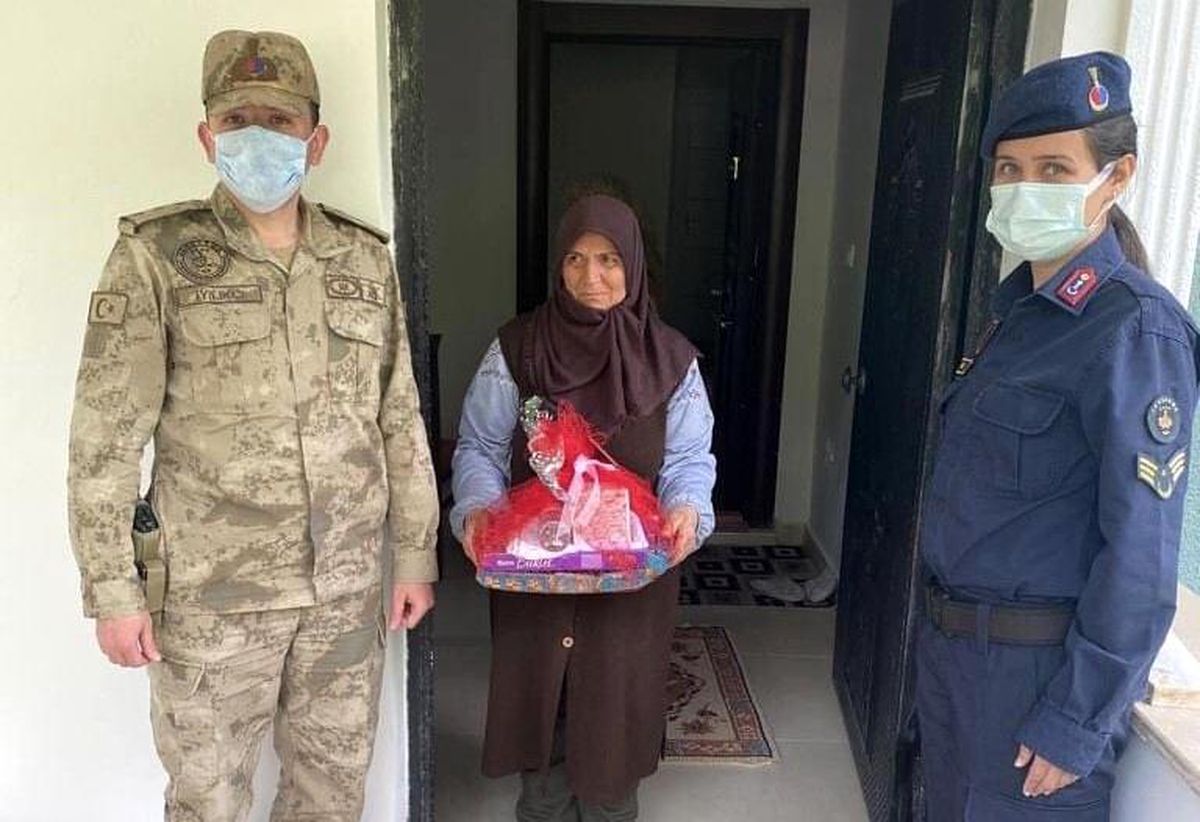 Jandarma anneler gününde şehit annelerini unutmadı