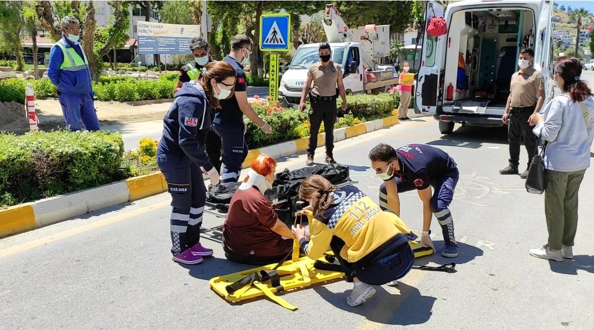 karşıdan karşıya geçmek isteyen kadına otomobil çarptı