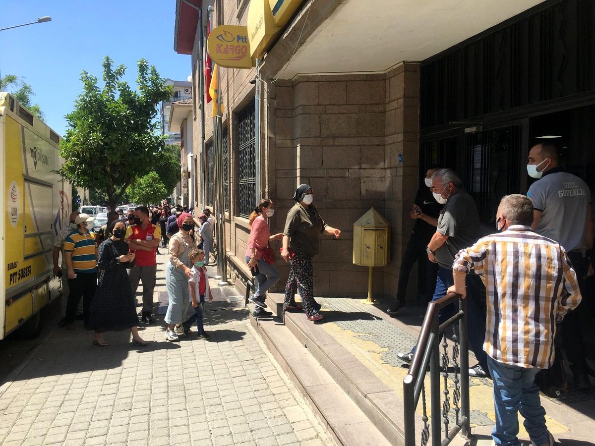 Kısıtlama vatandaş kuyruğuna engel olamadı