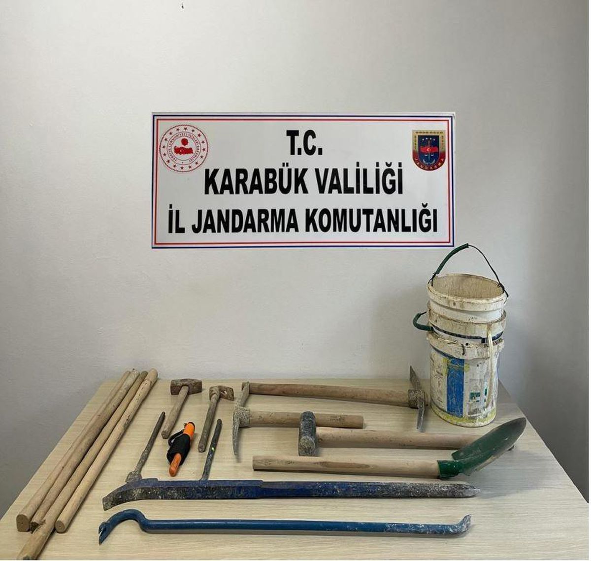 Kısıtlamayı fırsat bilip define ararken yakalandılar