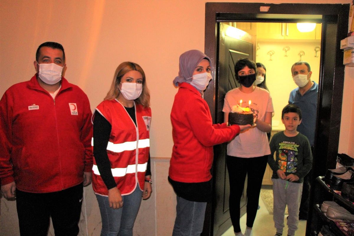 Kızılay\'dan kanser tedavisi gören genç kıza doğum günü sürprizi
