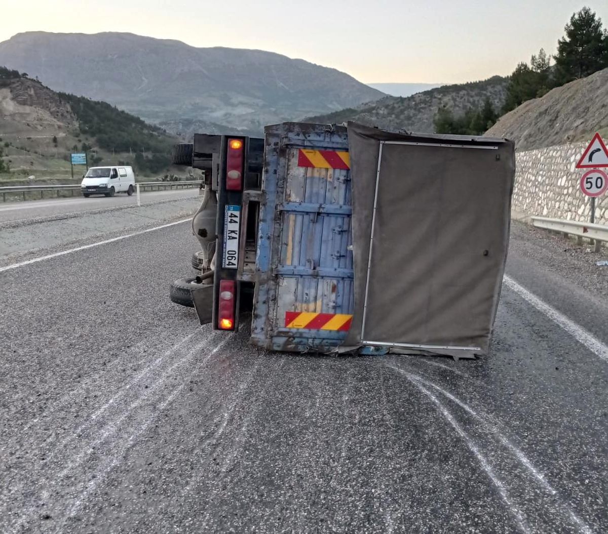 Kontrolden çıkan kamyon devrildi