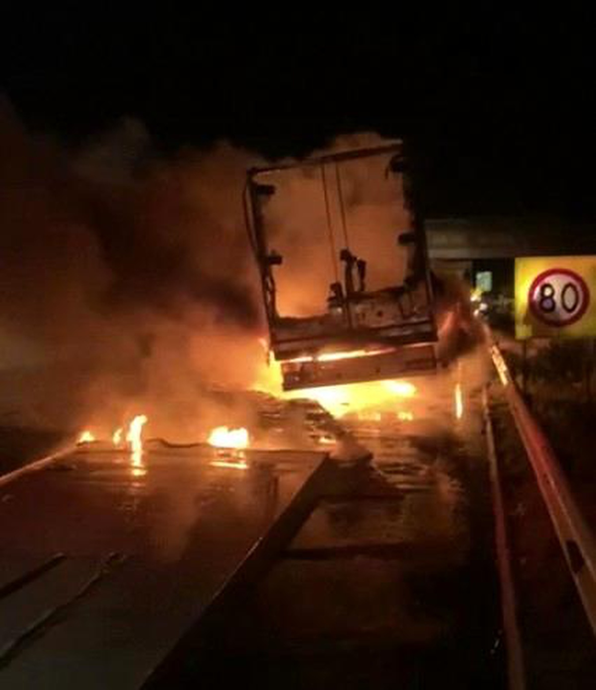 Köpük tabak yüklü TIR\'ın dorsesi alev alev yandı