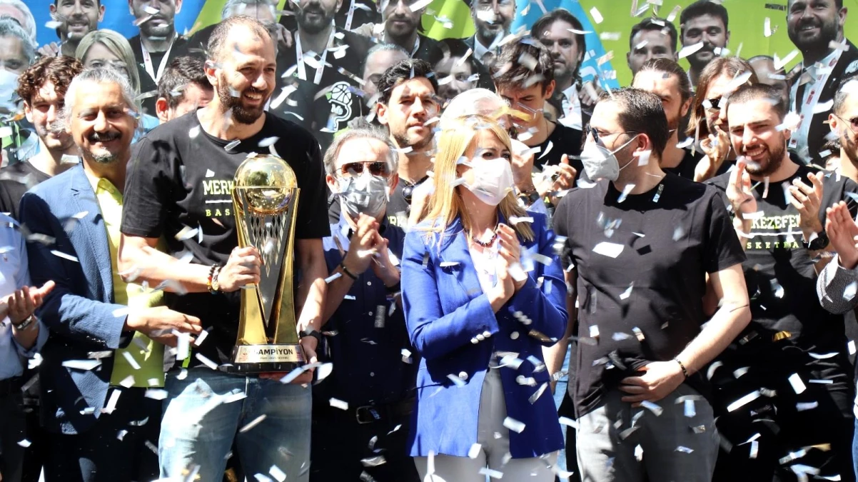 Merkezefendi Belediyesi Denizli Basket törenle kupasını aldı