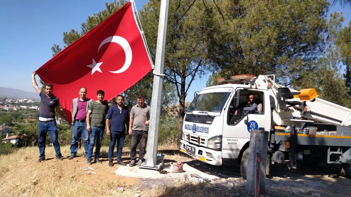 Nazilli Dallıca Mahallesi\'ne dev bayrak