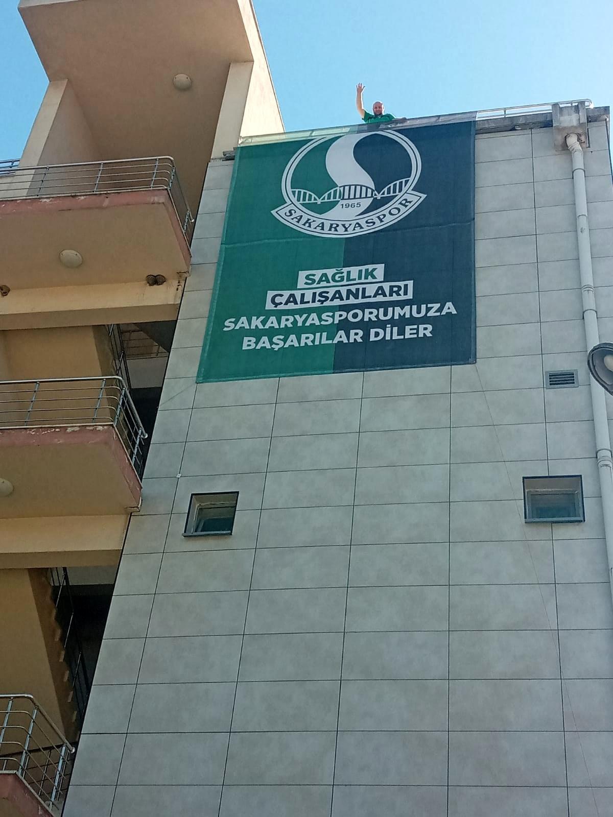 Play-Off yolundaki Sakaryaspor\'a sağlıkçılardan destek