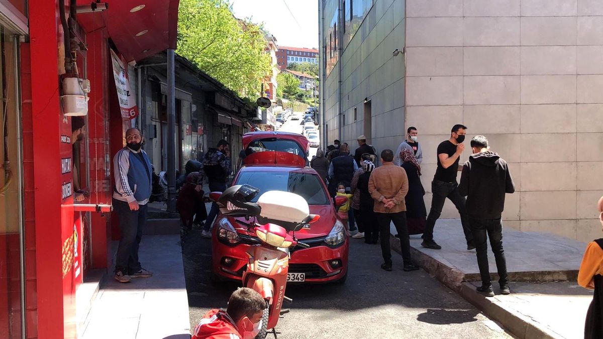 PTT önünde uzun kuyruk oluştu