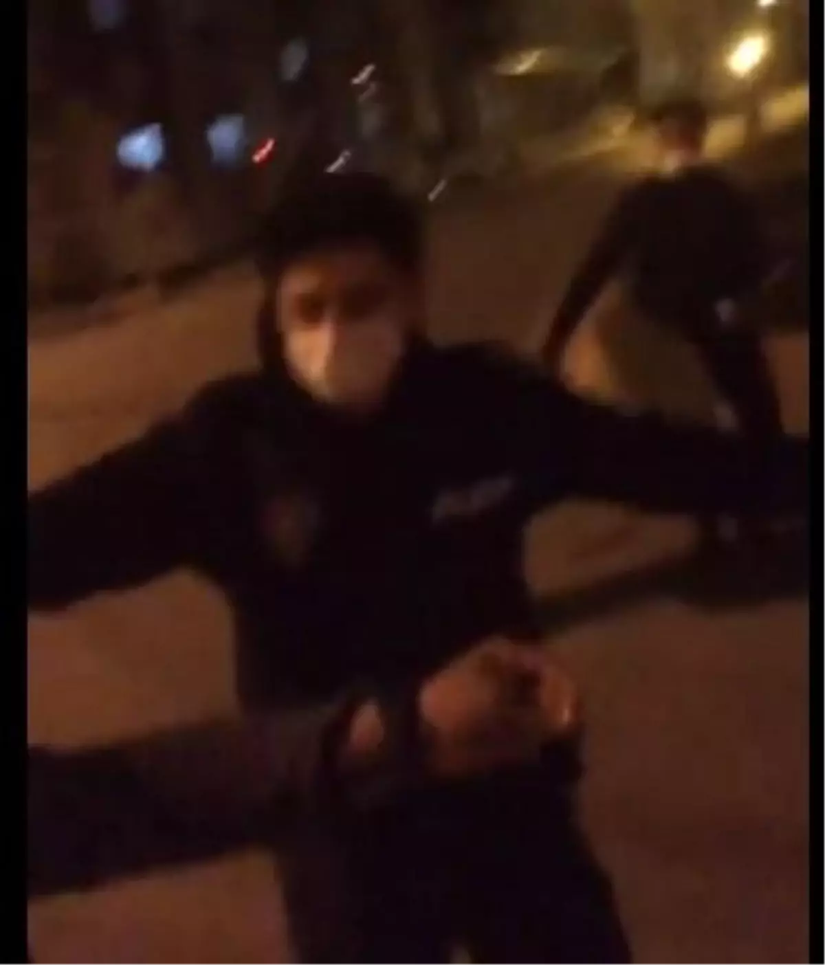 Ramazan davulcusu hem oynadı hem oynattı