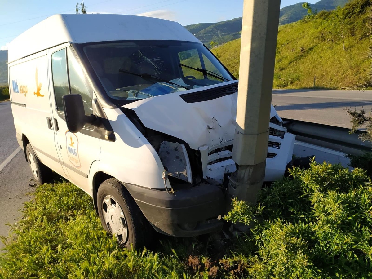 Samsun\'da minibüs aydınlatma direğine çarptı: 1 yaralı