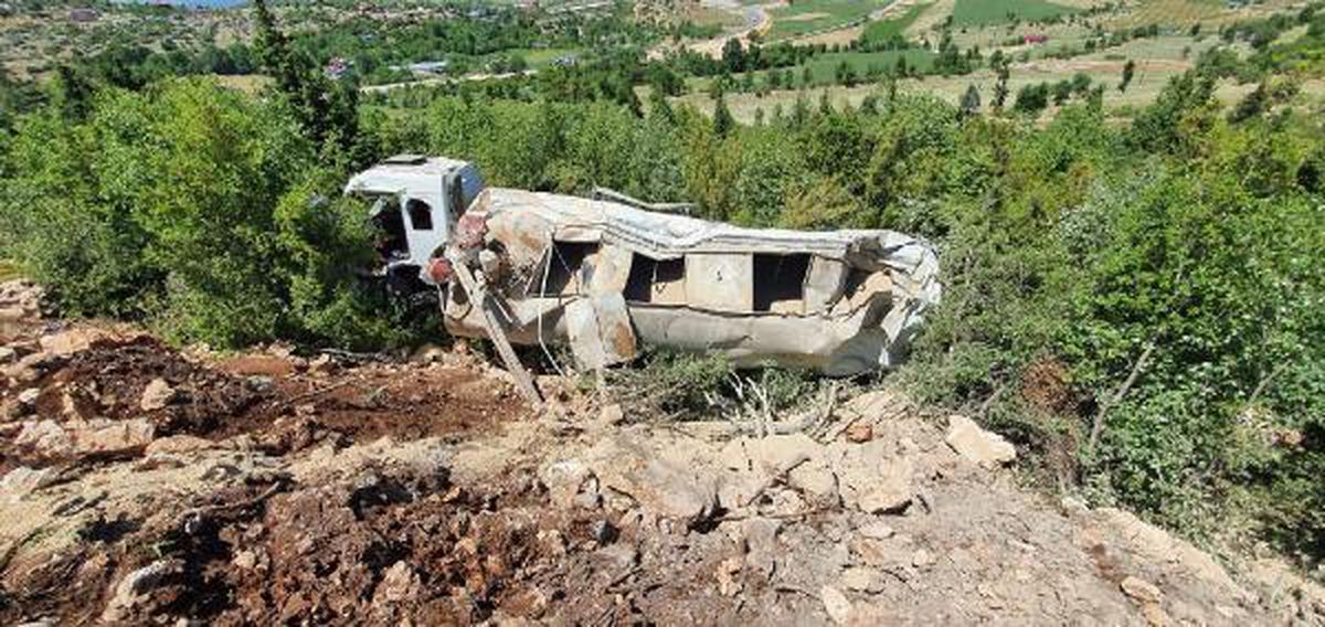 Son dakika gündem: Şarampole düşen kamyonun şoförü öldü