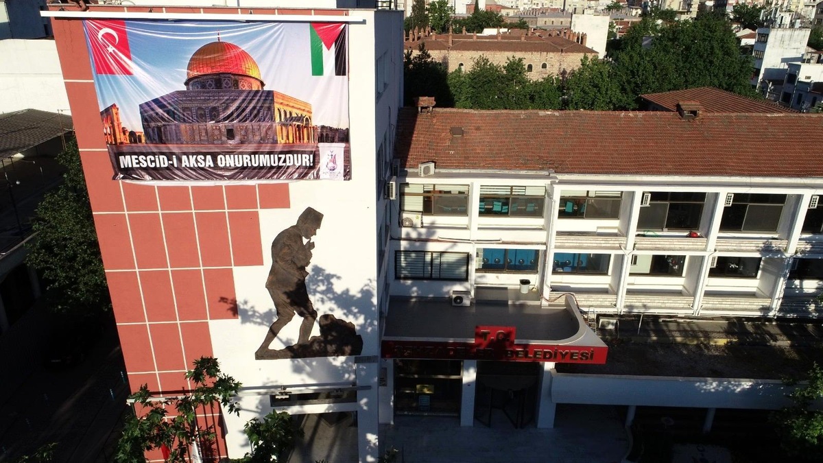 Şehzadeler Belediyesinden posterli ve bayraklı tepki