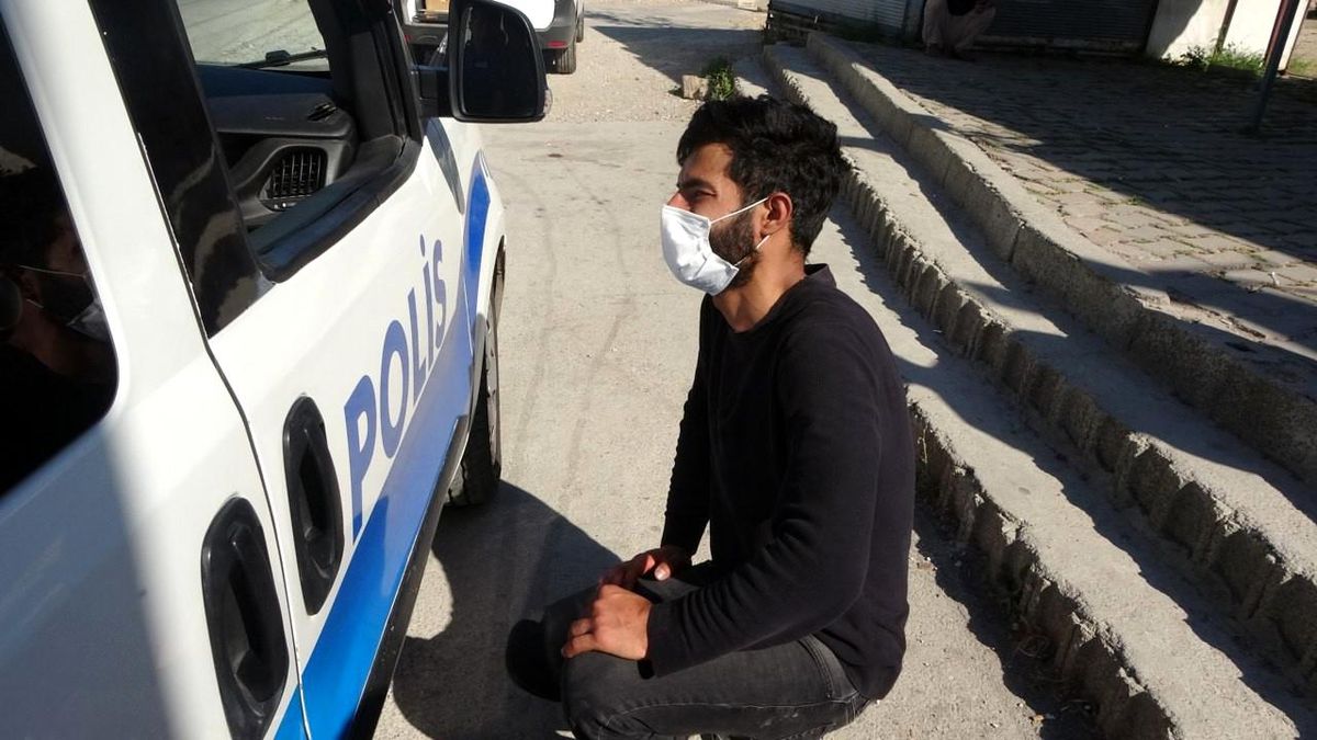 Sigara almaya gitti, içinde telefon ve para bulunan çantasından oldu