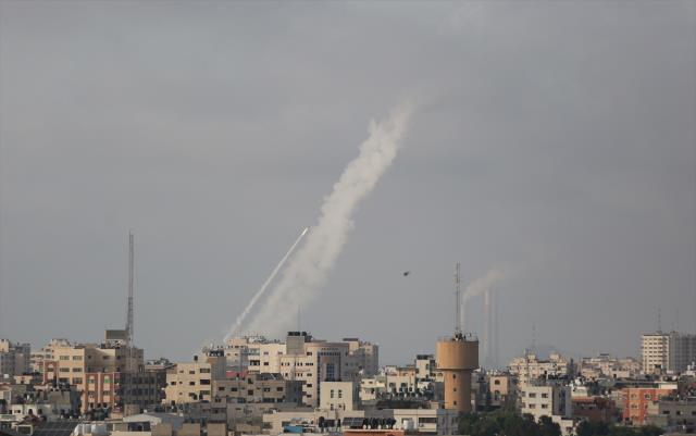 Son Dakika: Hamas'ın verdiği süre doldu, İsrail'e roket saldırısı başladı