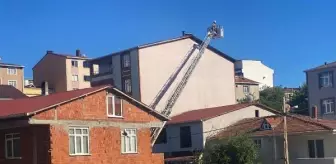 Sultanbeyli'de 5 katlı binanın çatısı alev alev yandı