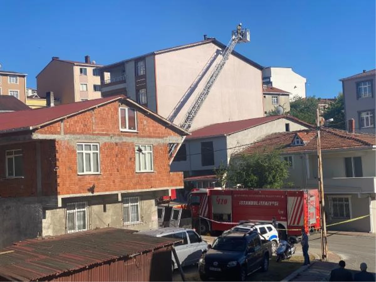 Sultanbeyli\'de 5 katlı binanın çatısı alev alev yandı