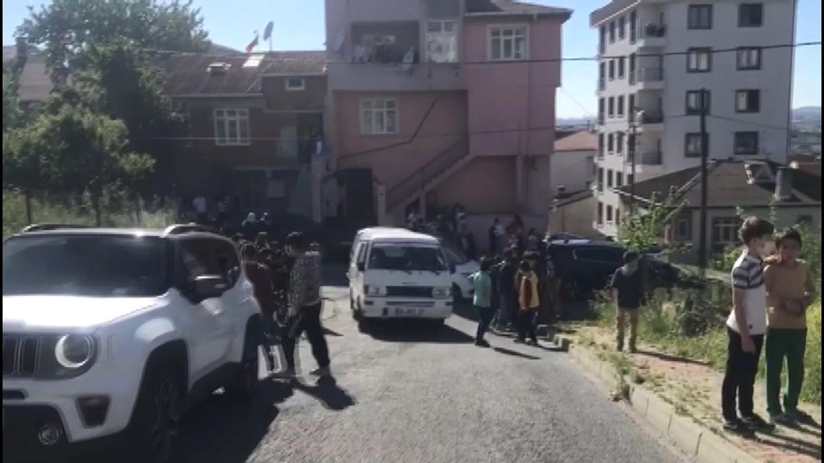 Sultanbeyli\'de yangında apartman tahliye edildi, mahalleli sokağa döküldü