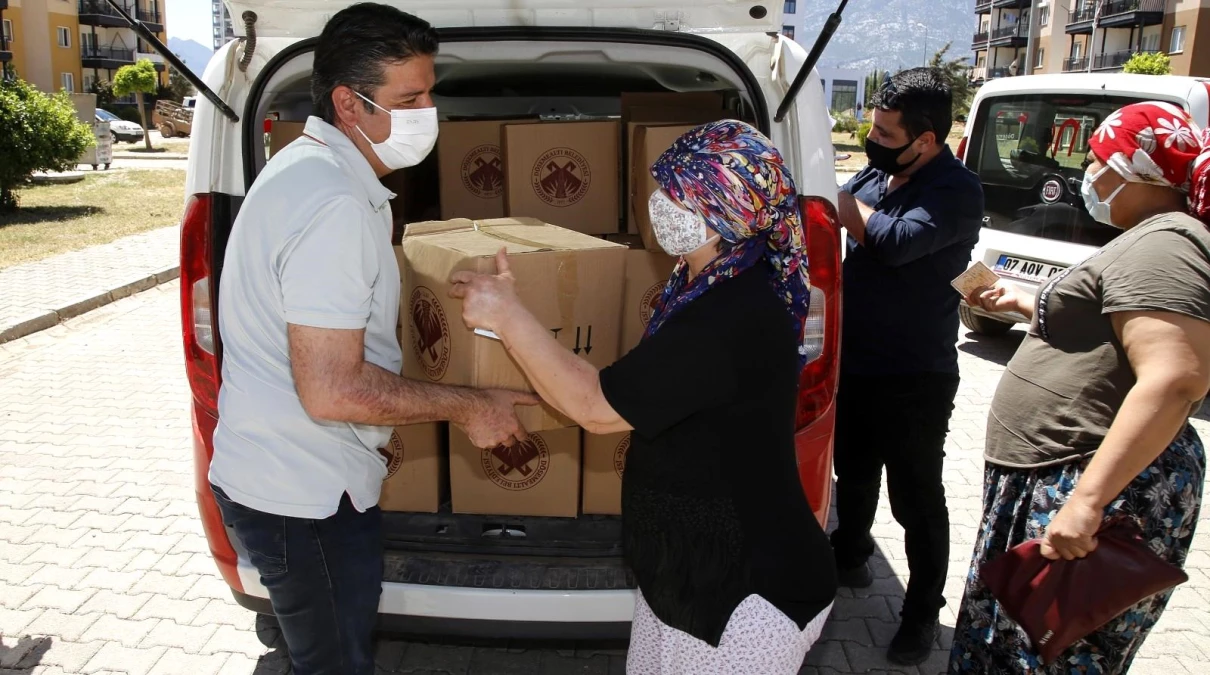 Turgay Genç, erzak dağıtımına katıldı