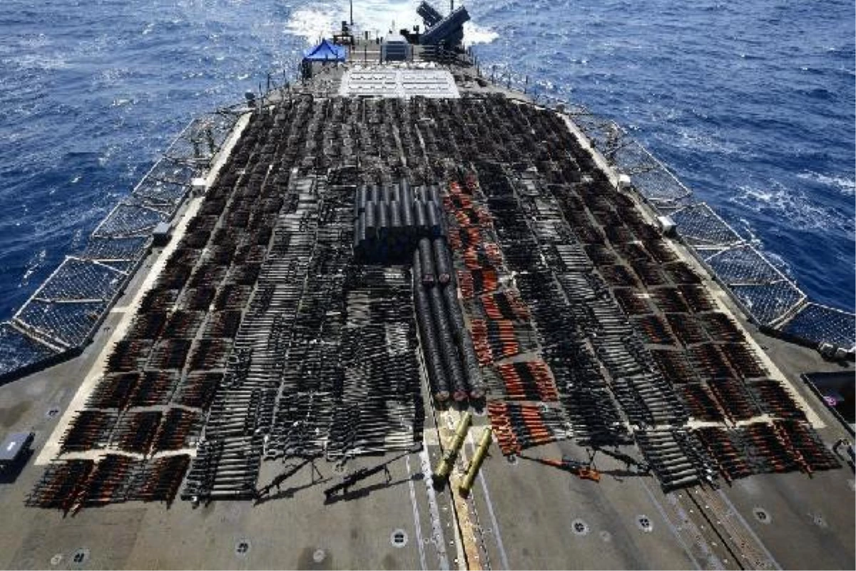 ABD Donanması\'nın operasyon yaptığı Umman Denizi\'ndeki bayraksız gemiden cephanelik çıktı