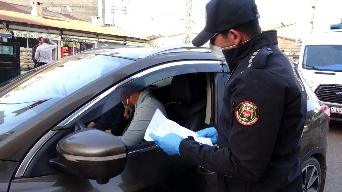 Son dakika haberleri! Yüksekova polisinden korona virüse karşı sıkı denetim