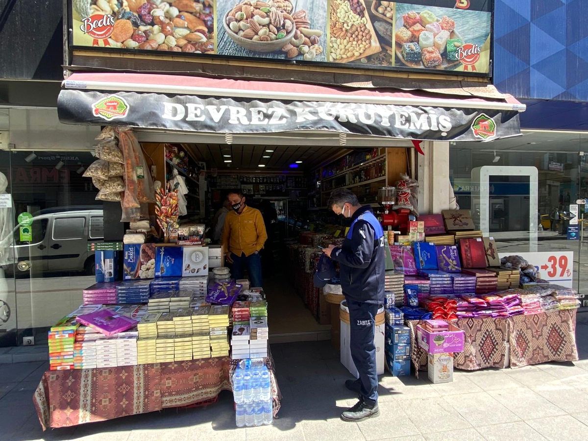 Zabıtadan sosyal mesafe maske denetimi