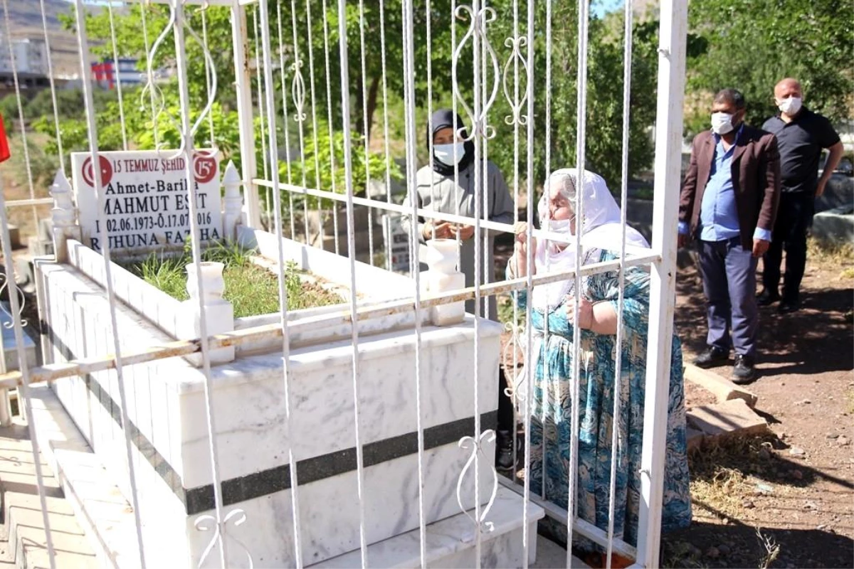 15 Temmuz\'da oğlunu şehit vermişti, evladının mezarını yıllar sonra ziyaret edebildi