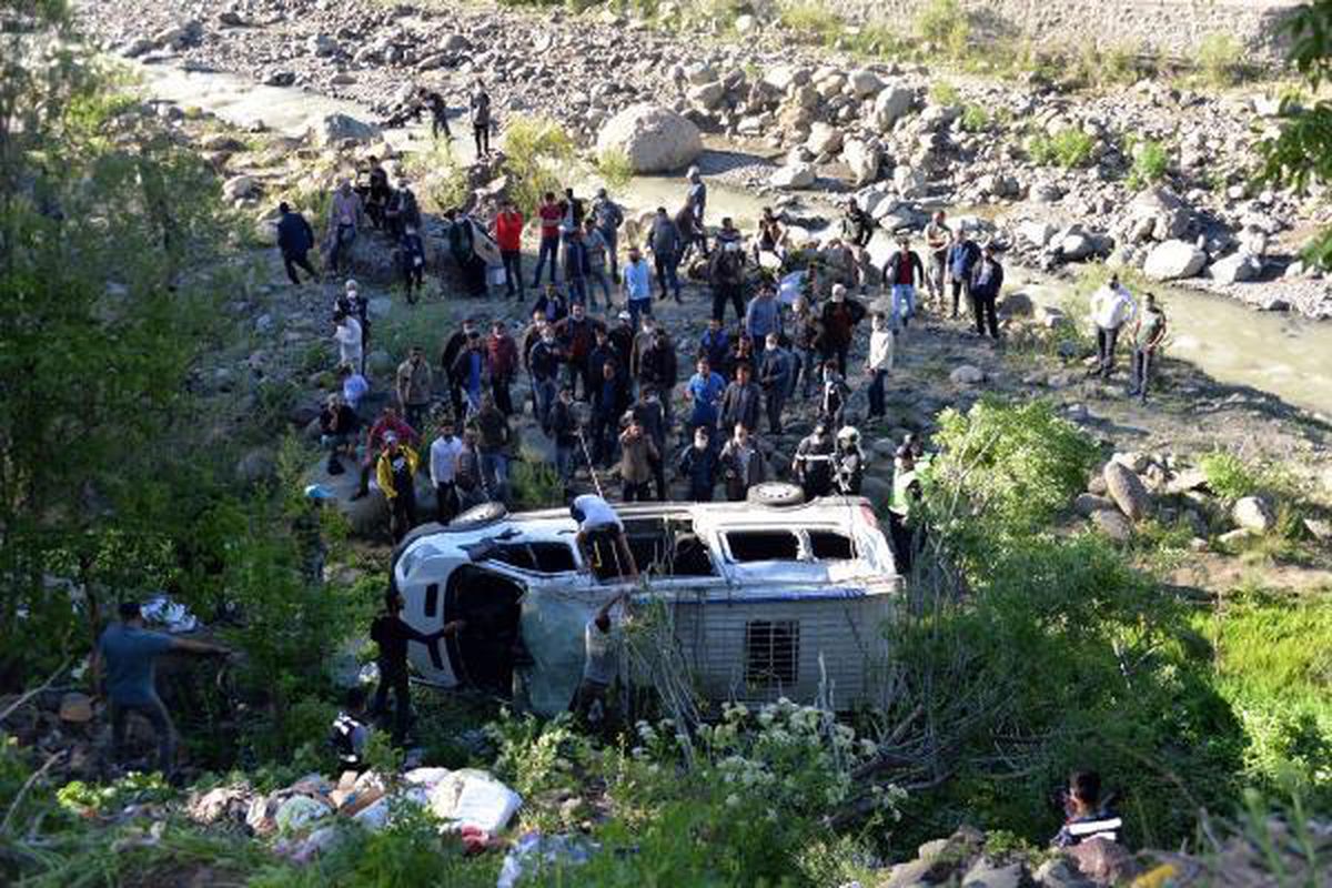 Bingöl\'de yolcu minibüsü şarampole devrildi: 16 yaralı