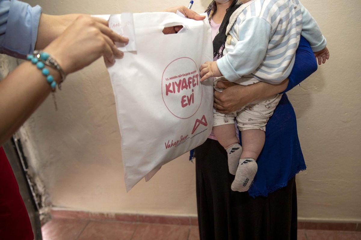 Son dakika haber... Büyükşehir Belediyesi, çocukların bayram kıyafetlerini evlerine kadar götürdü