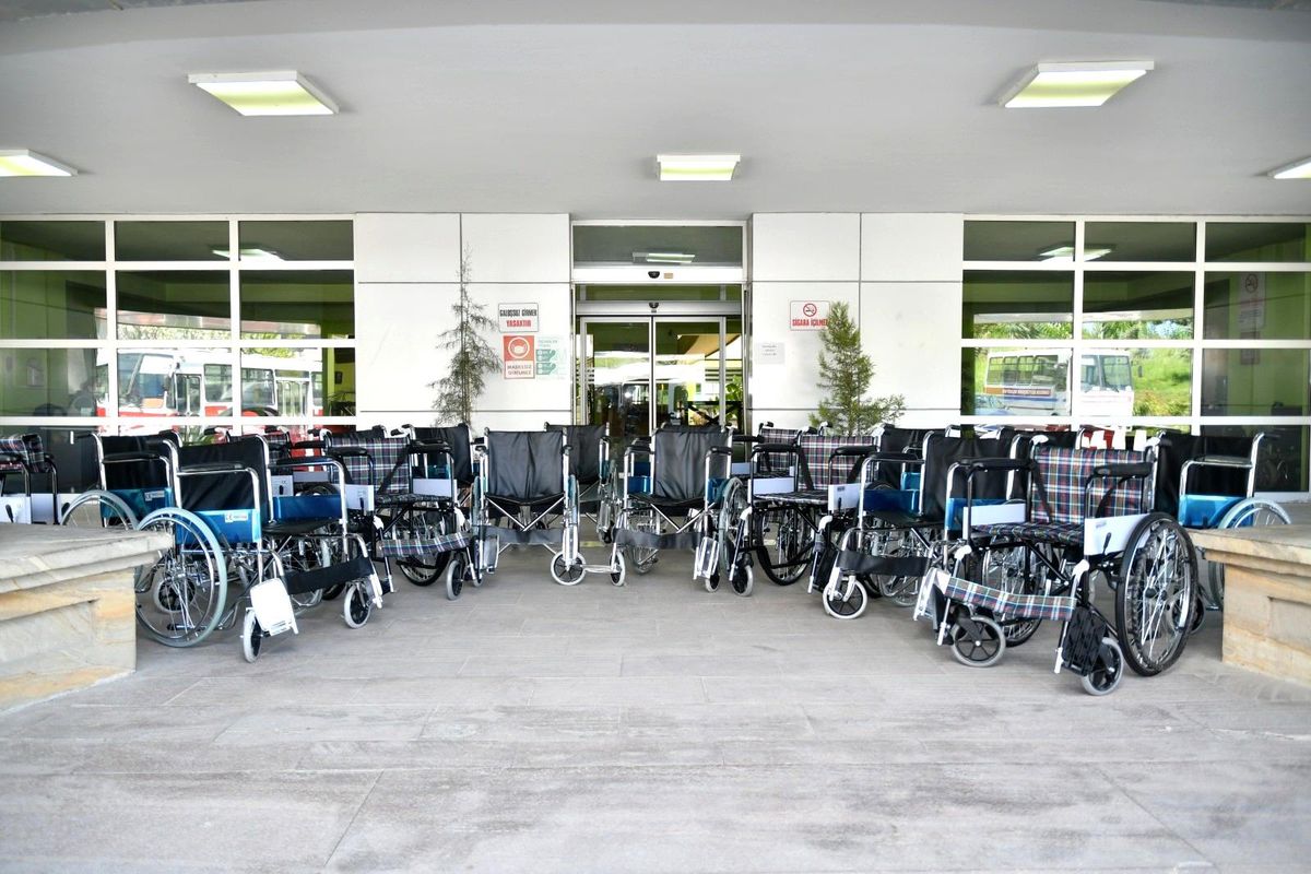 Büyükşehir\'den 20 engelliye tekerlekli sandalye, 261 yetim çocuğu bayramlık
