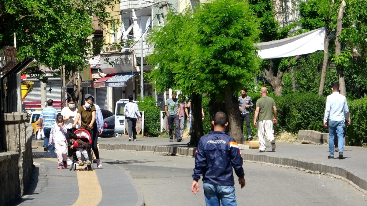 Diyarbakır\'da tam kapanmaya rağmen vatandaşlar sokakları doldurdu