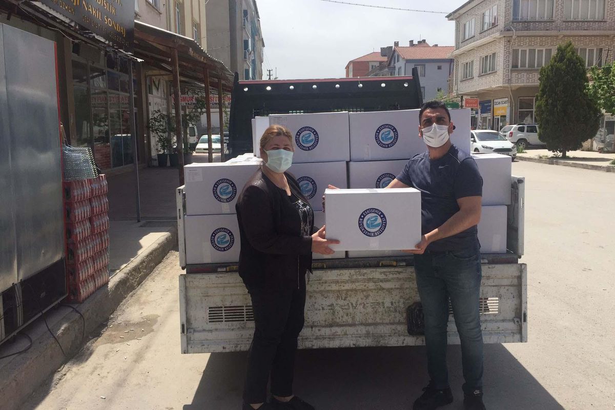 Eskişehir\'de, "Ramazan Paylaşmaktır" erzak kolilerini bayram öncesi 12 kırsal ilçeye ulaştırdı