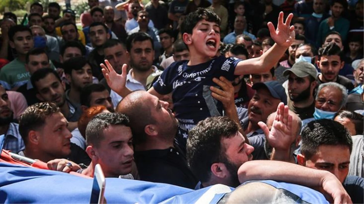 Filistinli küçük çocuğun İsrail\'in katlettiği babasına vedası yürekleri dağladı