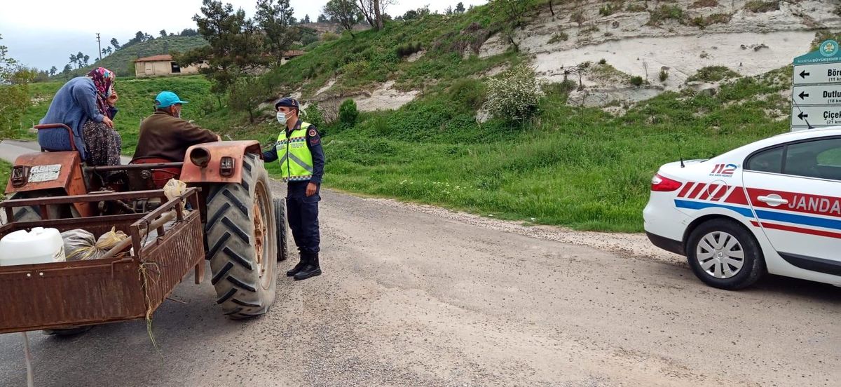 Gördes\'te jandarma trafik ekiplerinden broşür