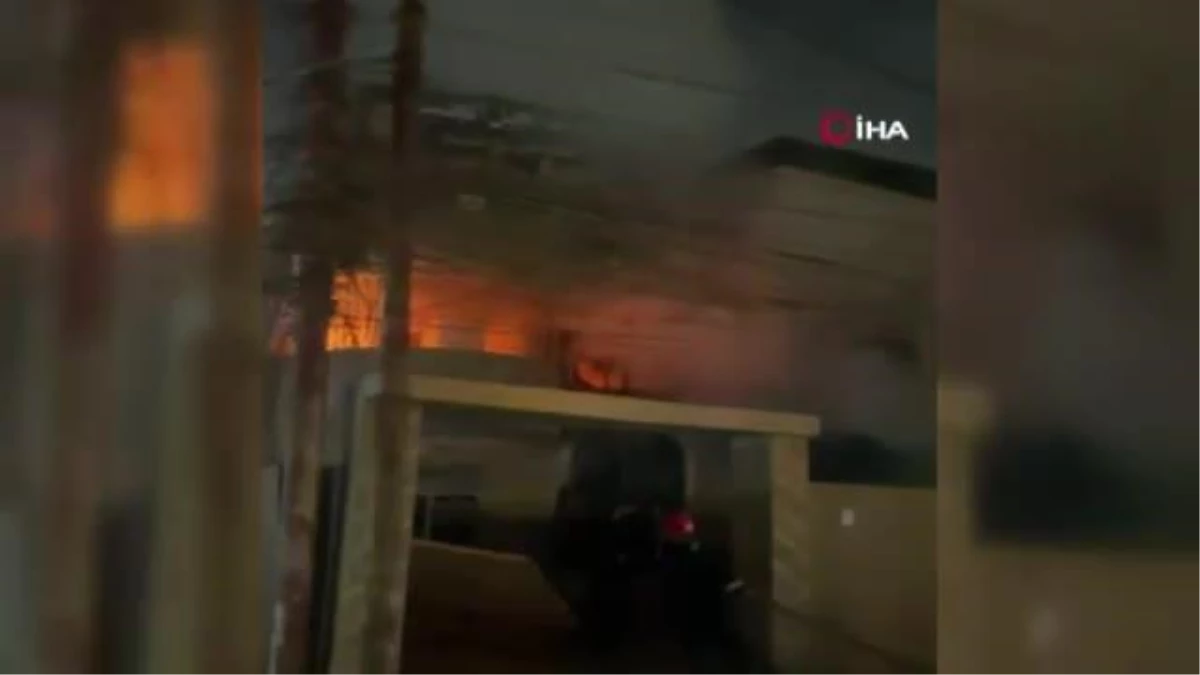 Son dakika haberleri: - Irak\'ta protestocular İslami Davet Partisi binasını ateşe verdi