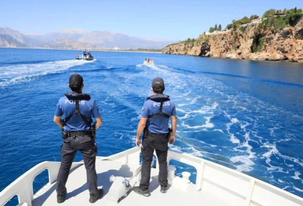 Kısıtlamadan muaf turistlere, denizden 2 dilde koronavirüs uyarısı