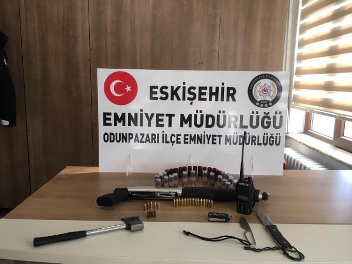 Kısıtlamayı ihlal edip ruhsatız tüfek, bıçak ve balta ile yakalandı