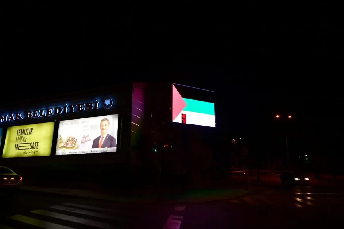 Mamak\'ta led ekranlara Filistin Bayrağı yansıtıldı