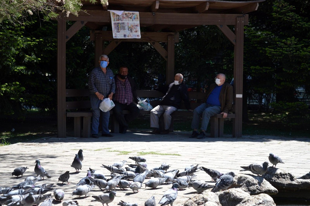 Parklarda sohbetten vazgeçemiyoruz