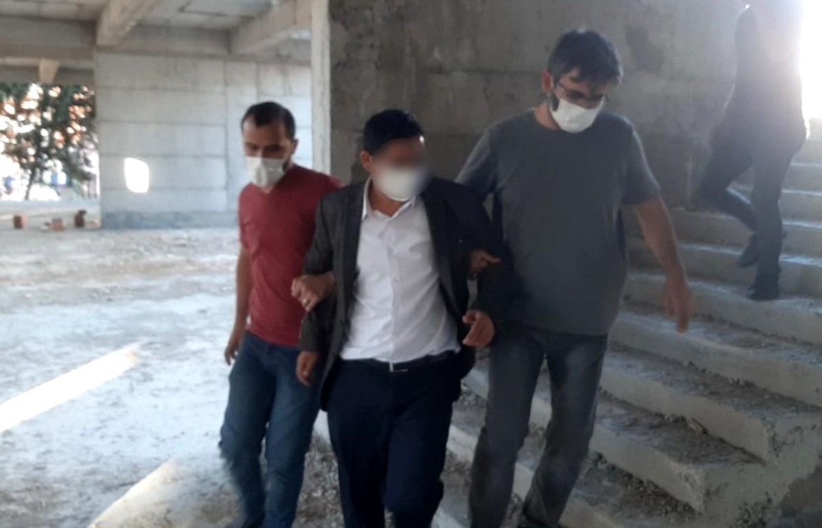 Polis ekipleri üzerine atlayarak kurtardı