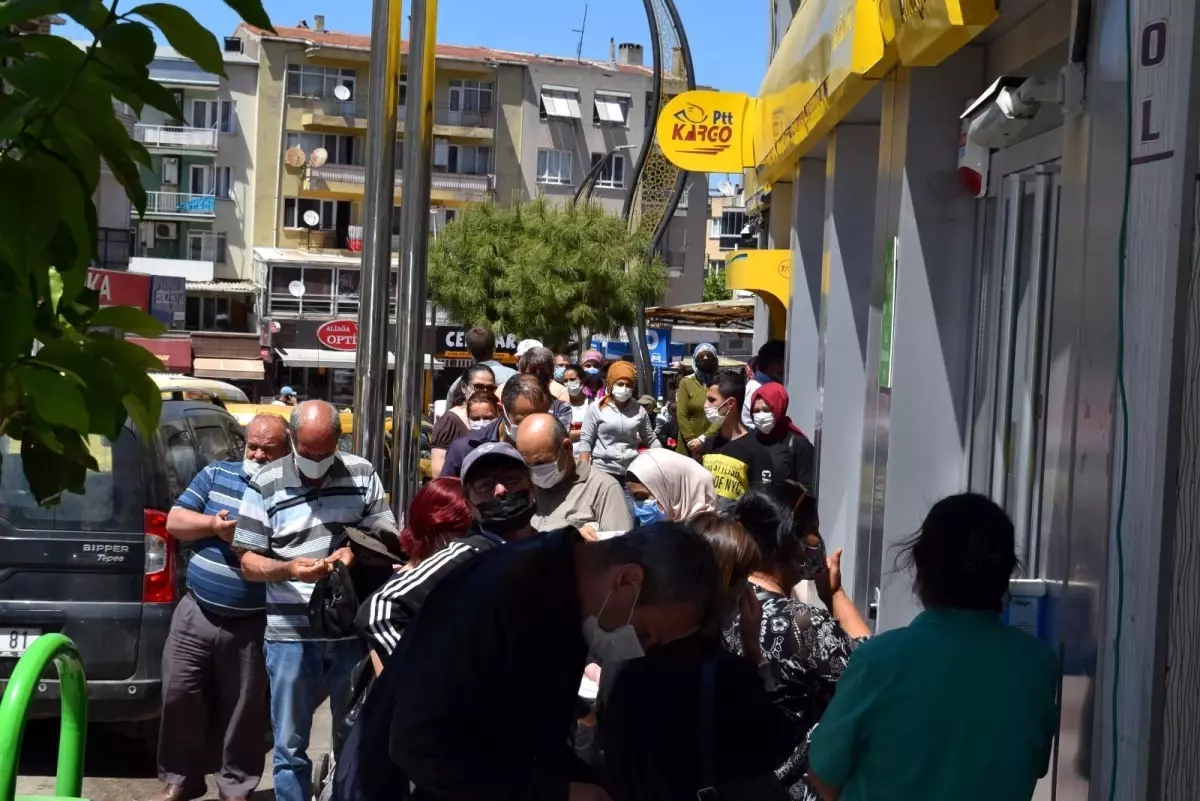 PTT şubesi önünde uzun kuyruk: "Korkumdan kuyruktan geri çıktım"