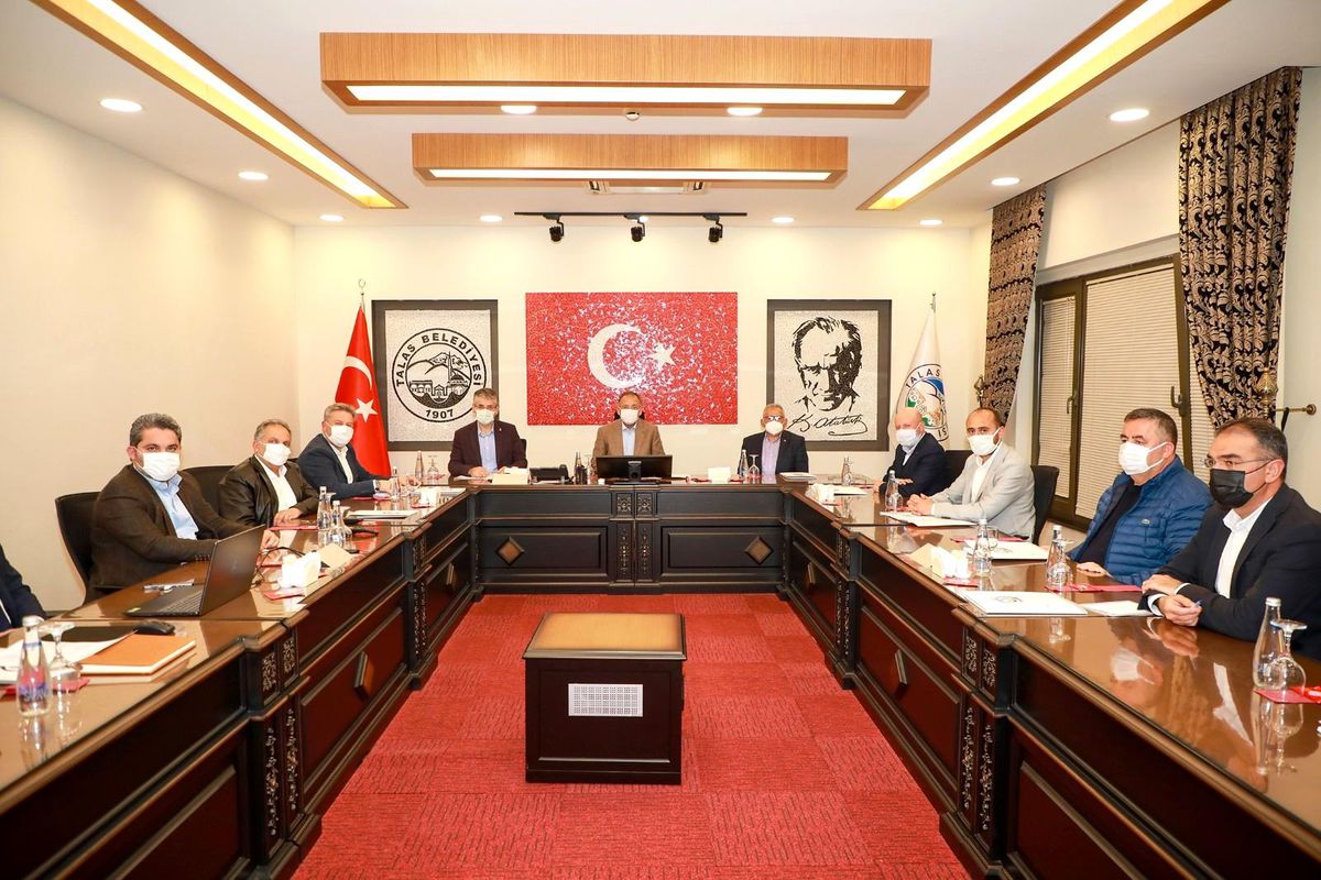 AK Parti Genel Başkan Yardımcısı Özhaseki, Kayseri\'de belediye başkanlarıyla bir araya geldi