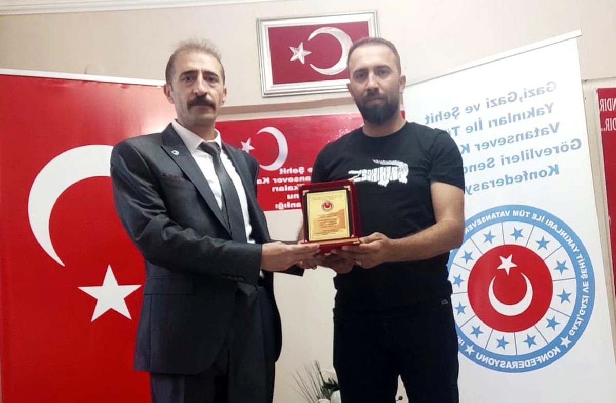 Şehit Gazi Sendikası Konfederasyonundan İHA\'ya plaket