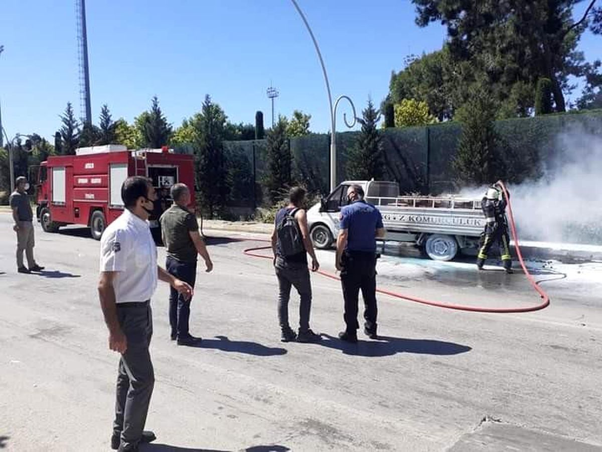 Seyir halindeki odun yüklü kamyonette yangın