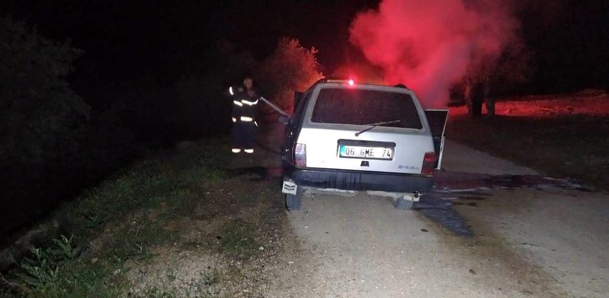 Seyir halindeki otomobil yandı