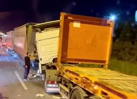 Aniden duran TIR zincirleme kazaya neden oldu: 1 ağır yaralı