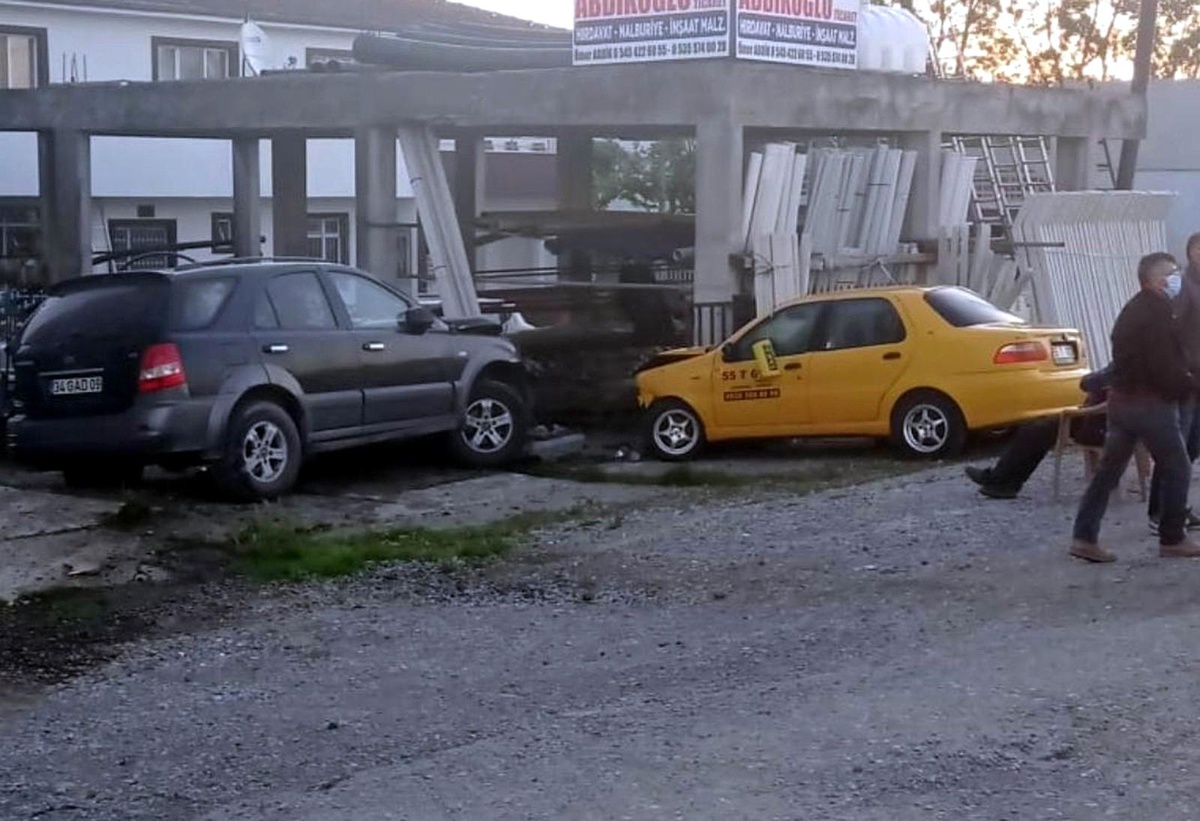 Yoldan çıkan cip duraktaki iki taksiye çarptı: 1 yaralı