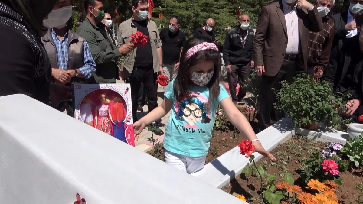 Son dakika haberleri: 6 yaşındaki Eslem\'den şehit babasına karanfil: "Bu çiçekleri senin için diktim"