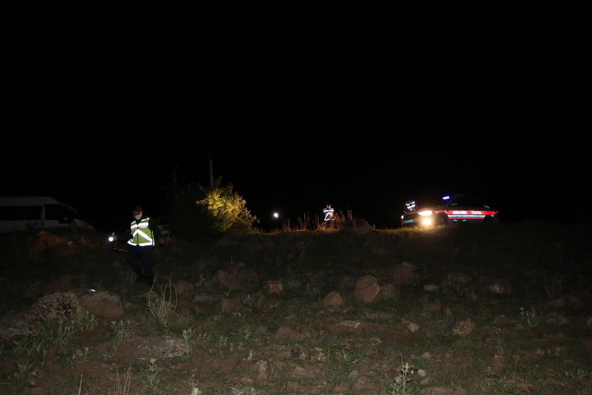 60 metreden dereye yuvarlandı, sürücü yaralı kurtuldu
