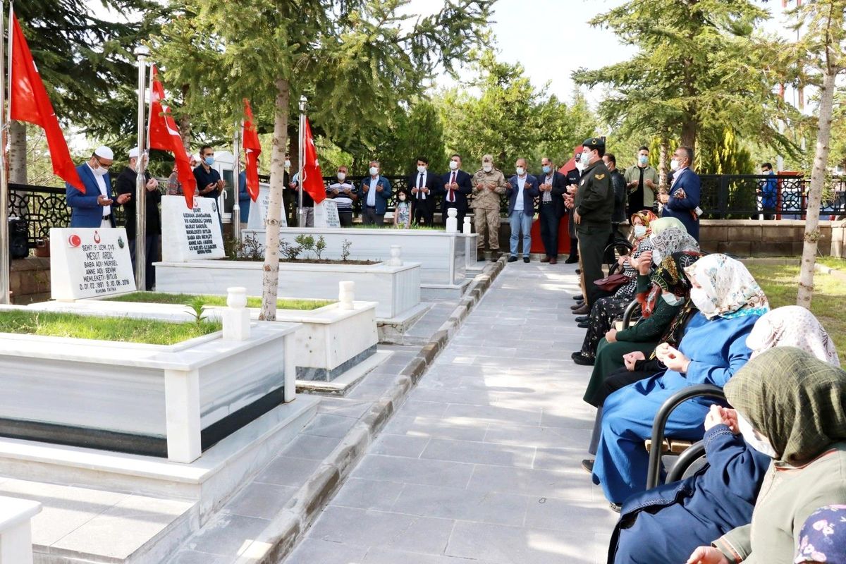Ahlat\'ta şehitlik ziyareti